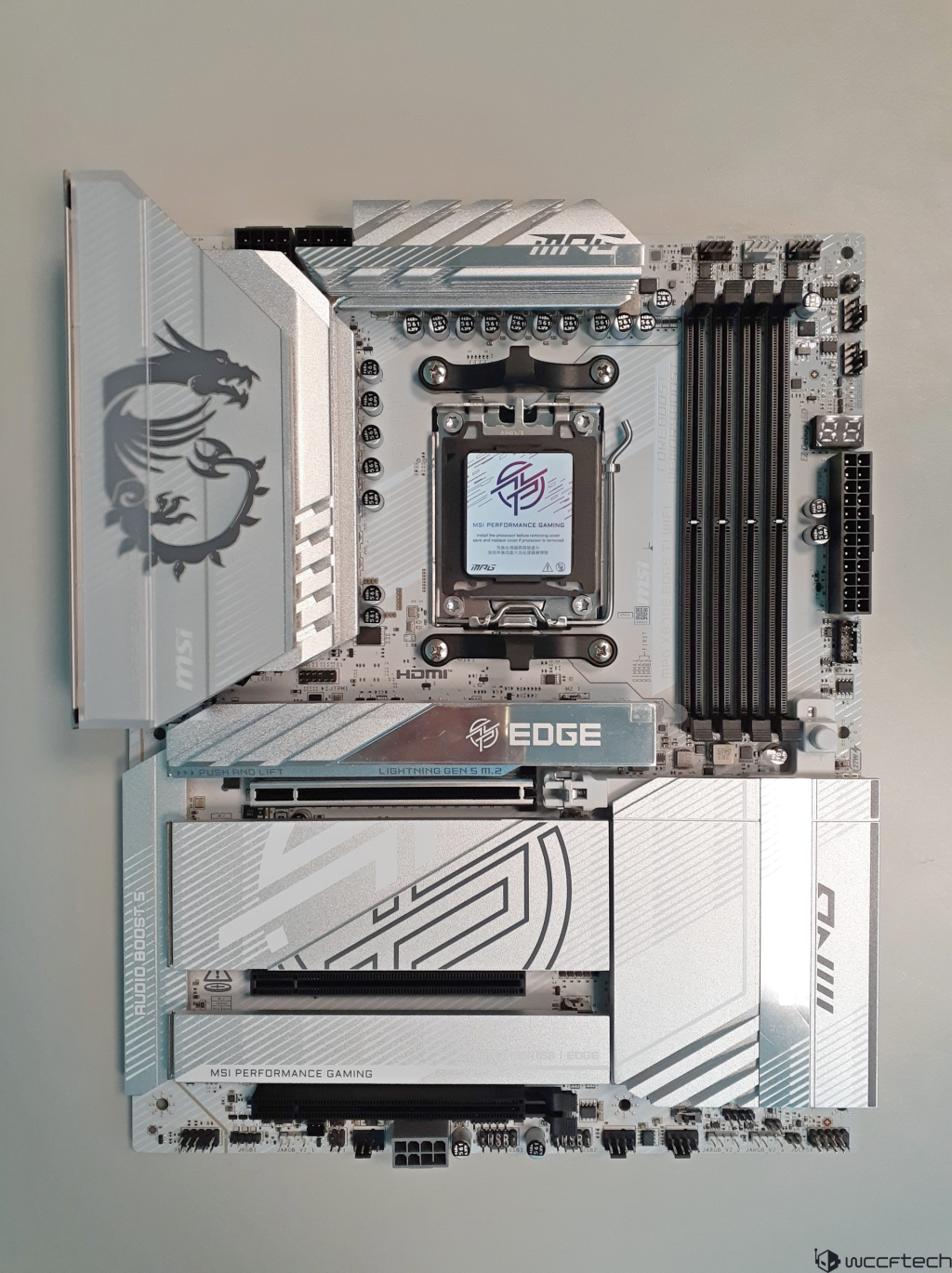 MSI의 화려한 MPG X870E Edge TI WIFI 마더보드가 올 화이트 색상으로