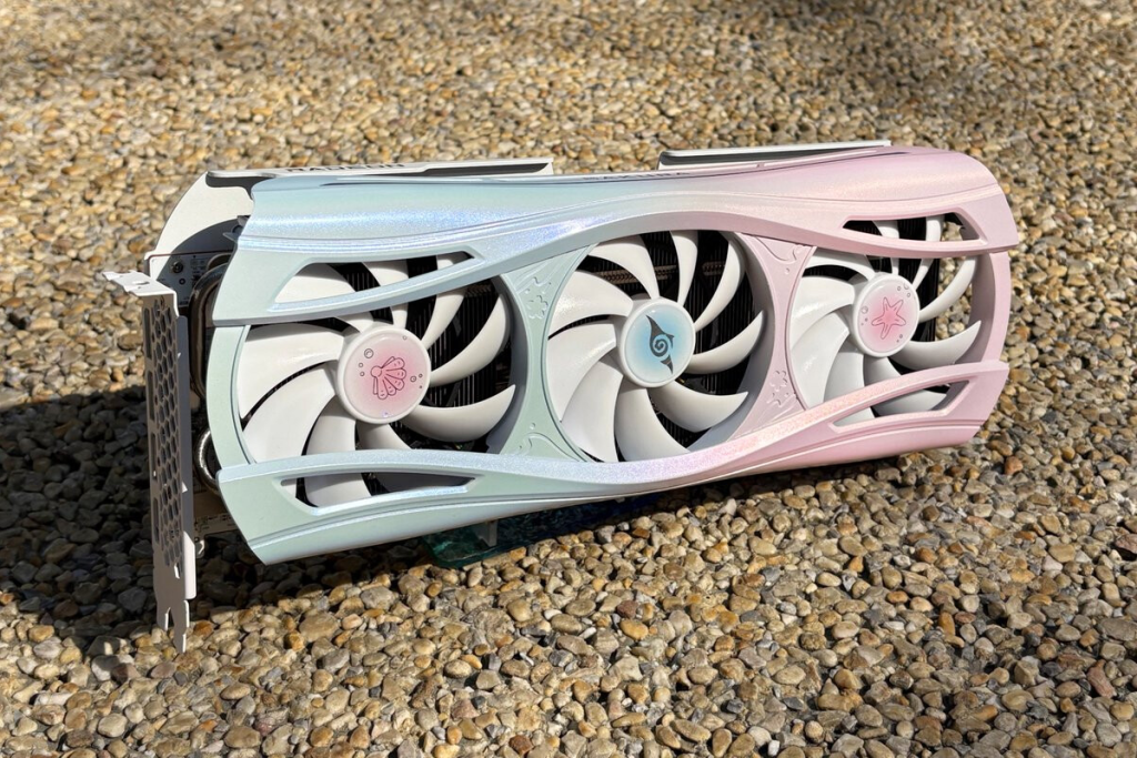Yeston, Radeon RX 9070 XT Sakura Atlantis 모델을 야외로 가져가다