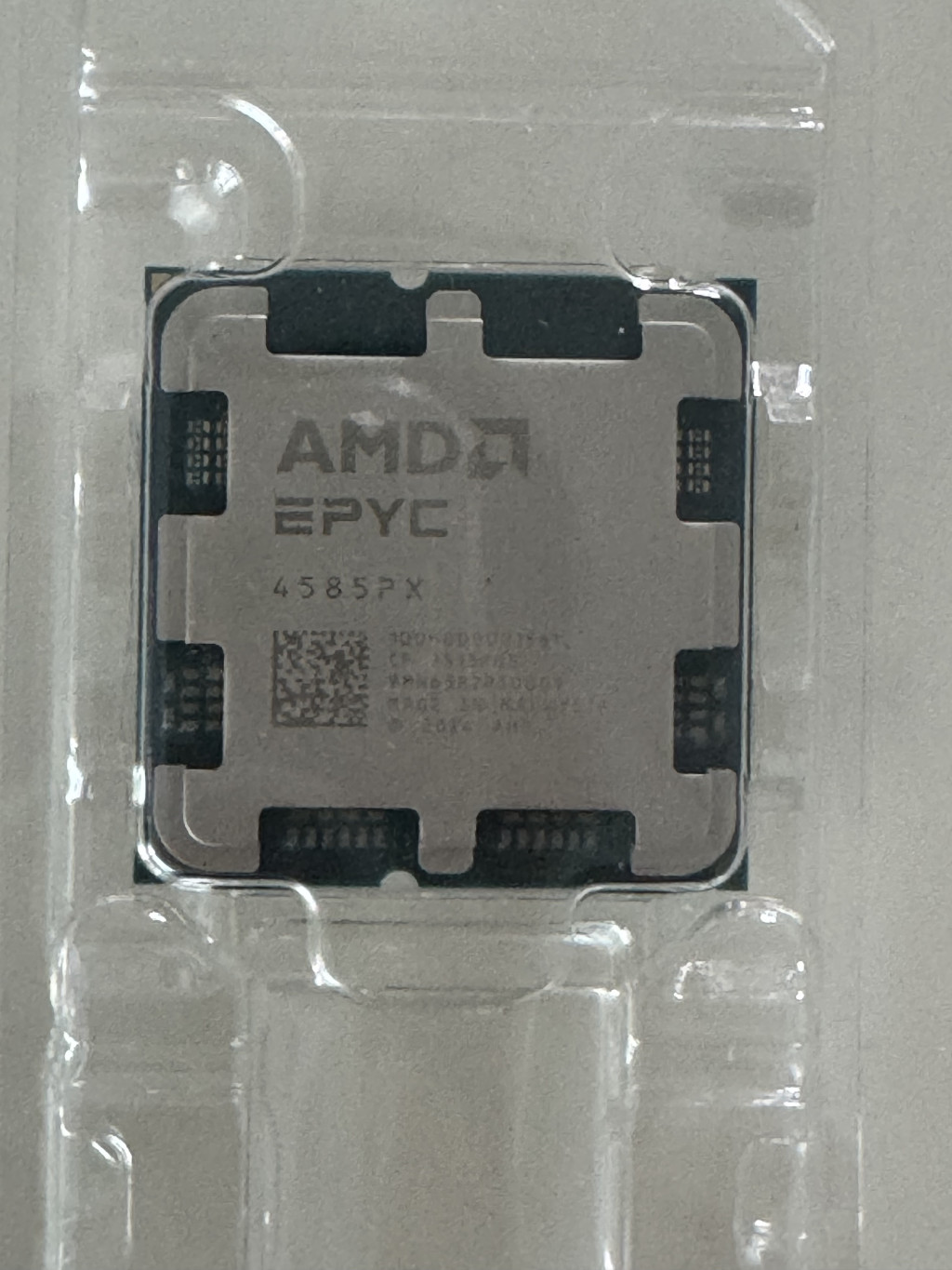 AMD EPYC 4585PX バルク Bergamo」第4世代AMD EPYC™ 97×4プロセッサー： クラウド・ネイティブ